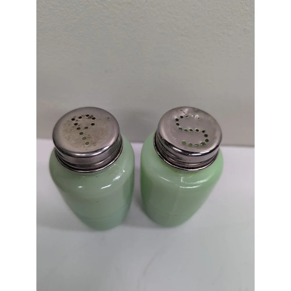 VTG - Jeannette Jade-ite‎ Beehive Salt & Pepper Shaker Set with Lids